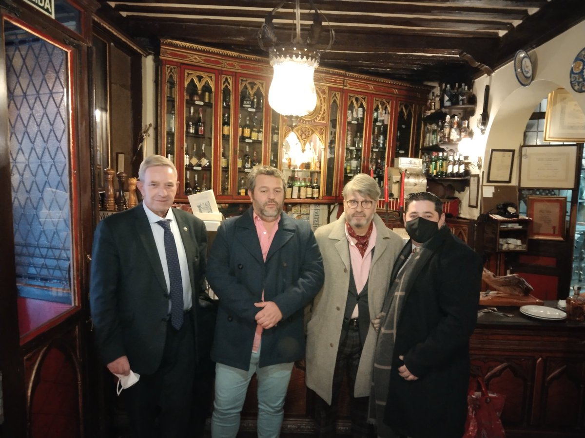 jnicoferrando's tweet photo. Comenzando un curso ilusionante con muchos proyectos editoriales en el restaurante más antiguo del mundo, comiendo sobre las antiguas murallas de la capital de España. #madrid siempre en nuestro horizonte y apostando por la #cultura. #Artelibro https://t.co/a2Lq8uffKt