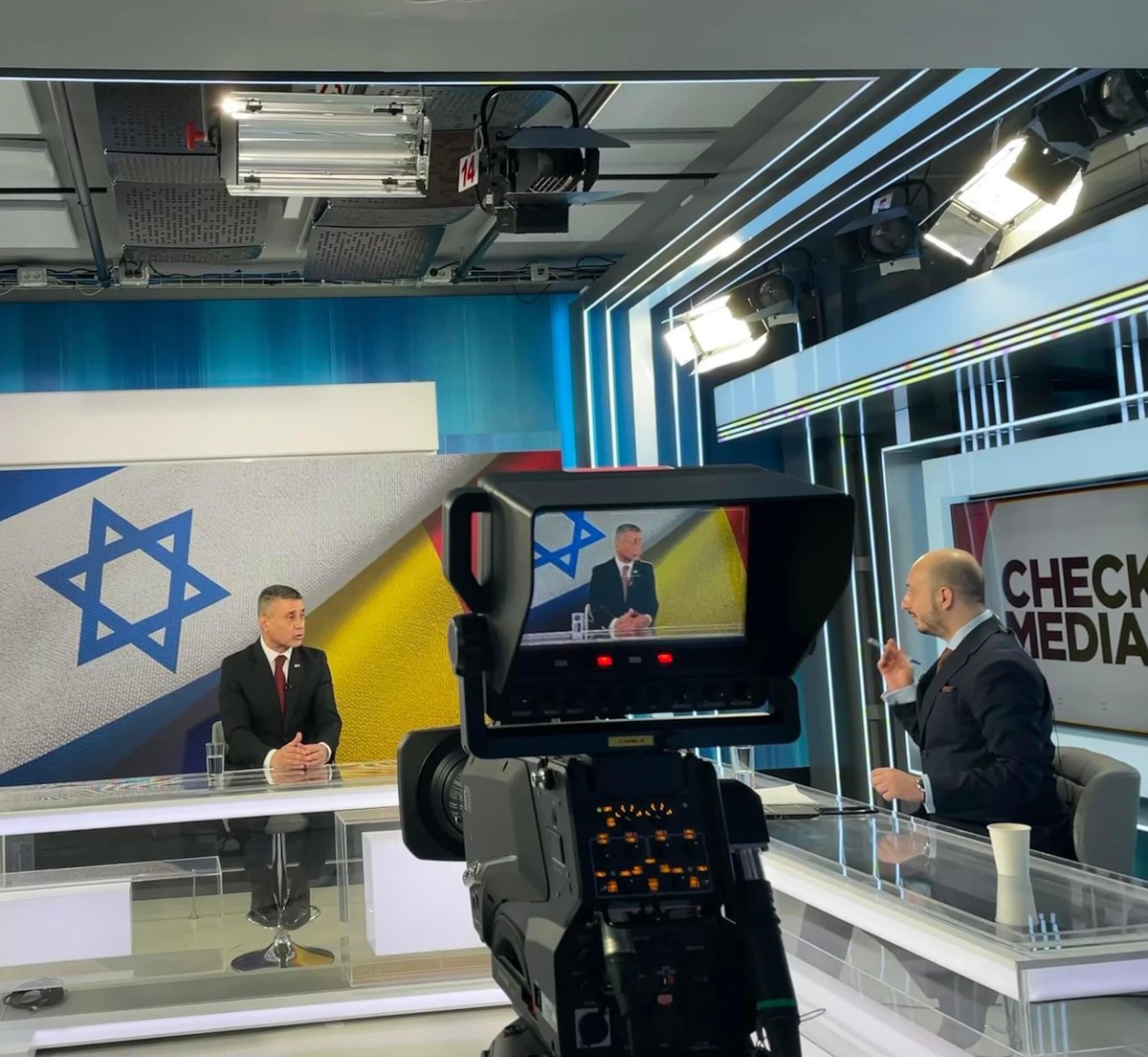 Travel_2Romania's tweet photo. Dl Ambasador @DavidSaranga #Israel 🇮🇱invitatul lui Răzvan Munteanu 🔴, la #CheckMedia pe TV @B1site #Diplomacy #IsraelinRomania 🇮🇱🇷🇴
https://t.co/IxZulWGYja https://t.co/3MWKoFEVwq