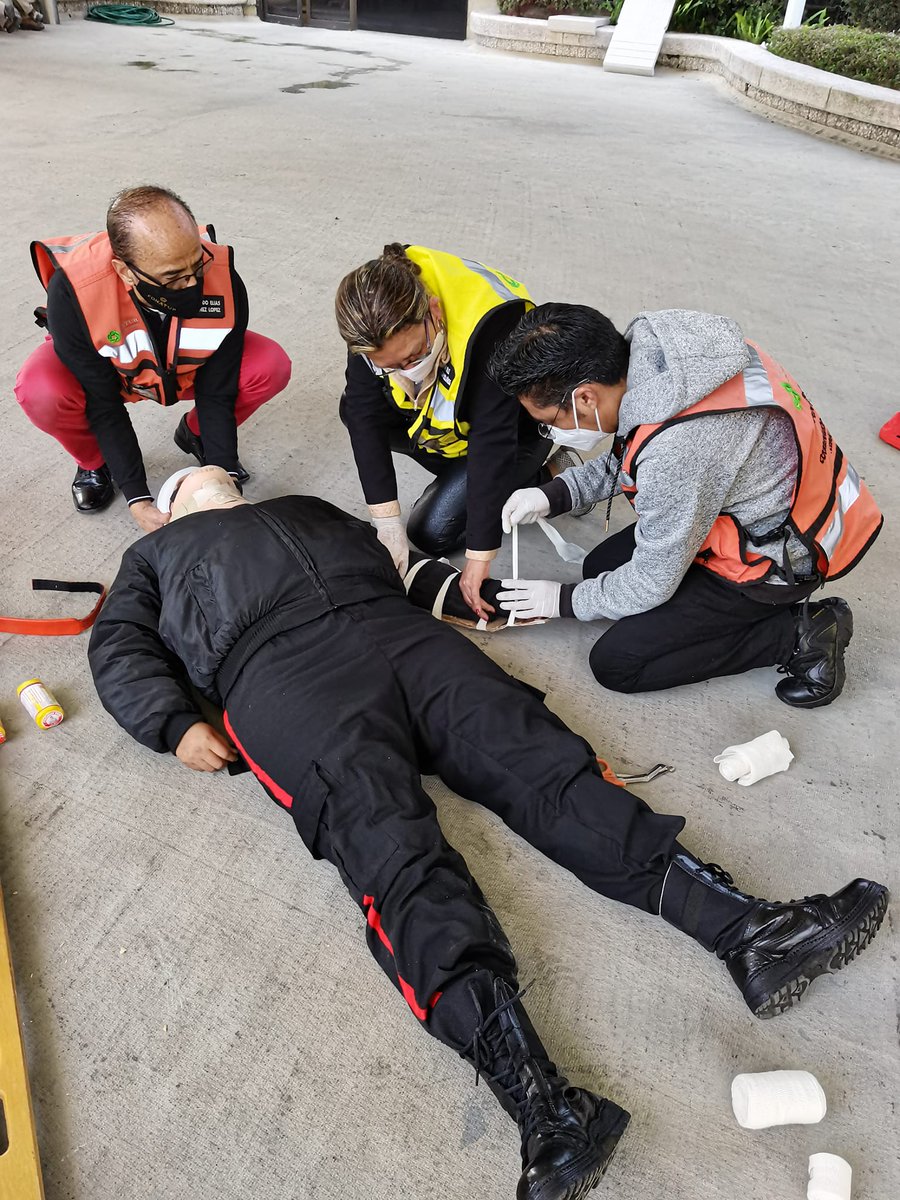Precavimx's tweet photo. 🚨🚑 Movilización, traslado de lesionados y evacuación de inmuebles en FONATUR 👷‍♀️👷💯‼️
#EducandoParaSalvar #PrevenciónEsSinónomoDeVida  #EvacuaciónDeInmuebles https://t.co/SfB5RCM53i