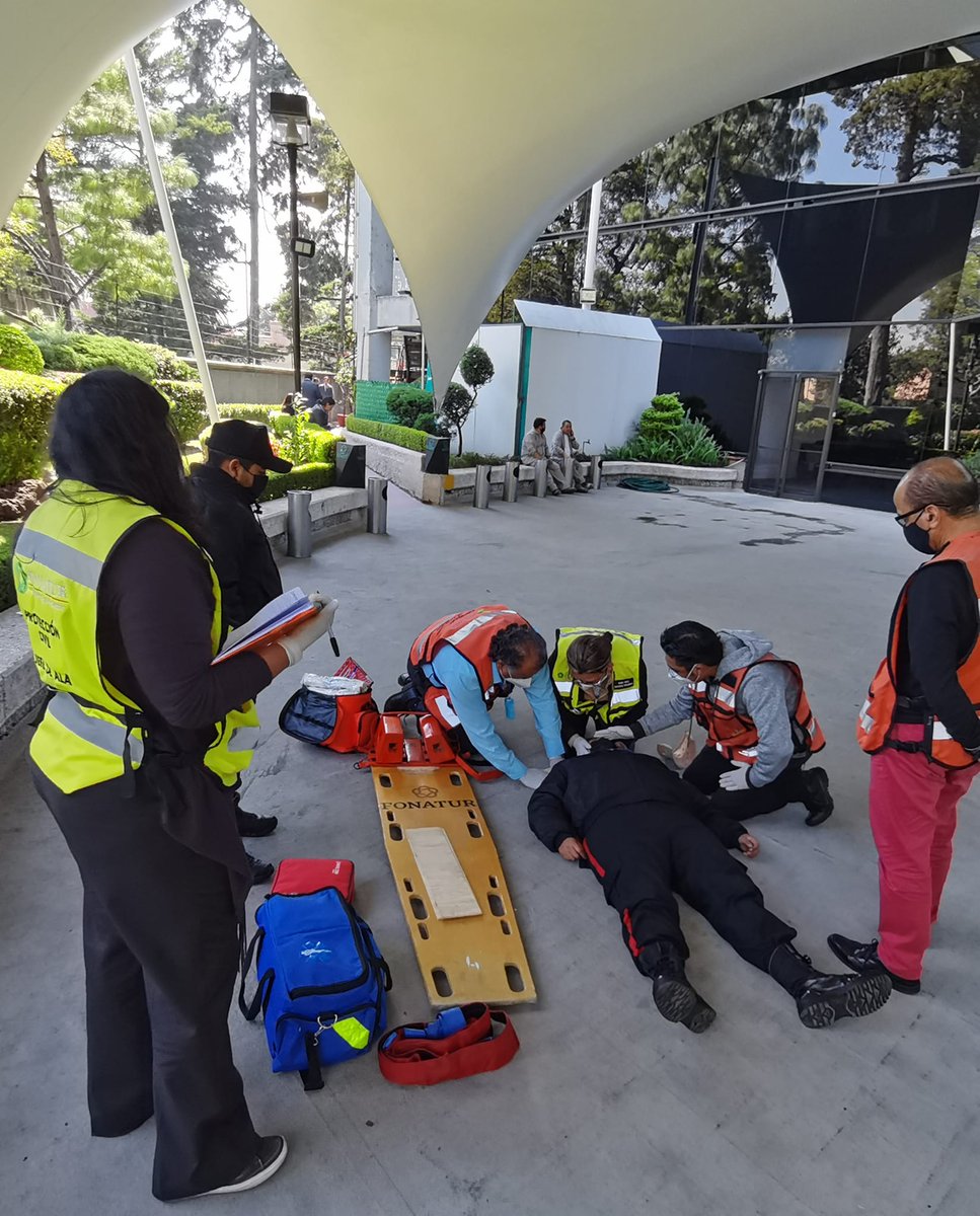 Precavimx's tweet photo. 🚨🚑 Movilización, traslado de lesionados y evacuación de inmuebles en FONATUR 👷‍♀️👷💯‼️
#EducandoParaSalvar #PrevenciónEsSinónomoDeVida  #EvacuaciónDeInmuebles https://t.co/SfB5RCM53i