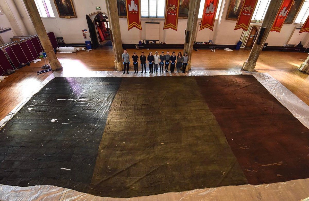 batalla_naval's tweet photo. Bandera gigante del barco francés Le Genereux, que fue capturada por uno de los capitanes del almirante Nelson, Sir Edward Berry, en el convoy de la Batalla de Malta en 1800. (Con humanos a escala). #BatallaNaval #Nelson #CapitanBerry 🇫🇷 https://t.co/nnqIY2bbyF