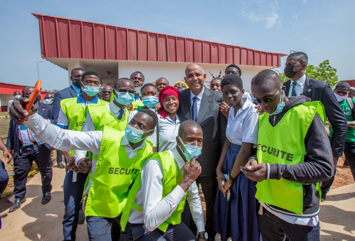ACHIPatrick4's tweet image. A Bouaké, c'est le développement régional qui 🚀 !

🏭👷🏿‍♂️ Zone industrielle autour de la cajou &amp;amp; du textile
🏊🏿‍♂️🎶 Piscine &amp;amp; centre de loisirs pour tous 
👩🏾‍🎓👨🏾‍🎓 Centre de Bureautique, de Communication &amp;amp; de Gestion pour former en BTS des centaines d'étudiants

#Ensemble #OnAvance ! 🇨🇮