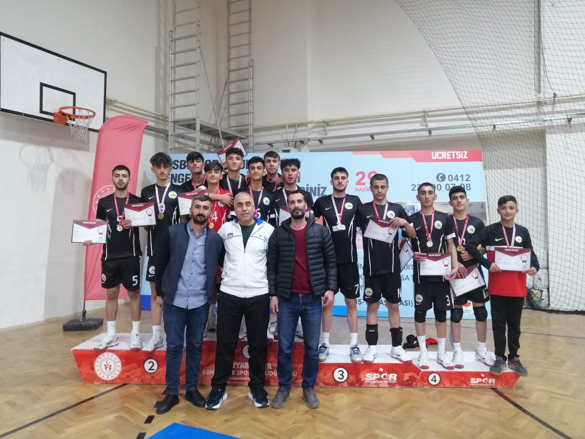 Diyarbakır'da yapılan liseler arası voleybol grup birinciliği yarışmalarında İlimizi temsil eden Bingöl Spor Lisesi, grup birincisi olarak göğsümüzü kabarttı.Takımımıza Türkiye finali yolunda başarılar diliyor, <a href="/abdullahabrak/">Abdullah ABRAK</a> ve ekibini kutluyorum.
<a href="/tcmeb/">Millî Eğitim Bakanlığı</a> 
<a href="/bingolvaliligi/">T.C. Bingöl Valiliği</a>