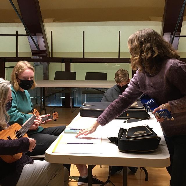 VisitEssexMA's tweet image. @essexpubliclibrary “Learn to play the Ukulele” kicked off last Wed., the 1st of 6 sessions w/instructor, Ruthanne Lowry Paulson! Thanks to @themusary, JRP Inc. for the loan of Ukuleles. 

@performingartsinspirations #TOHPBurnhamPublicLibrary #essexma  #DineShopStayPlayEssexMA