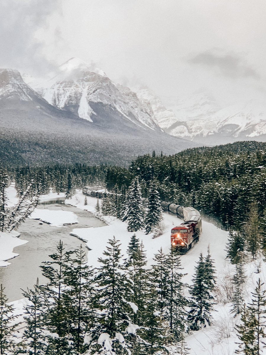 erdocmom's tweet photo. So excited to have been in this place at this time to capture this perfect photo…. Iconic Canada. https://t.co/MIzVGImicI