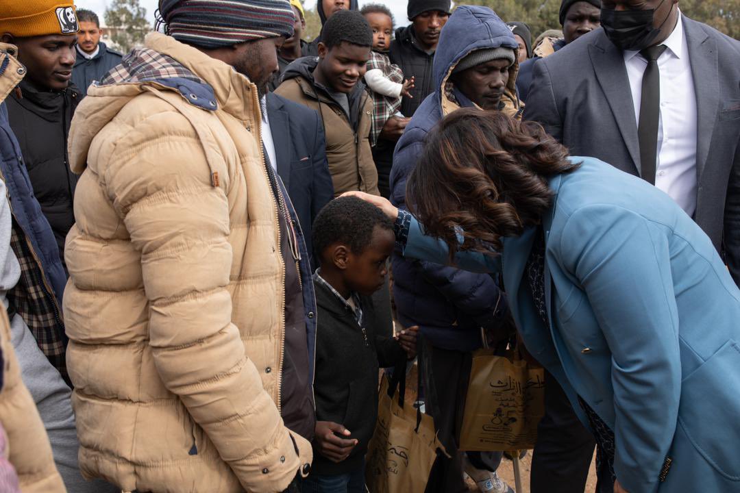 1/5 #طرابلس | قامت وزيرة الخارجية والتعاون الدولي السيدة #نجلاء_المنقوش اليوم السبت بزيارة تفقدية لمركز إيواء المهاجرين بمنطقة عين زارة بالعاصمة طـرابـلـس،في إطـار دعـم جـهـود الحكومة في إيواء وتموين المهاجرين.