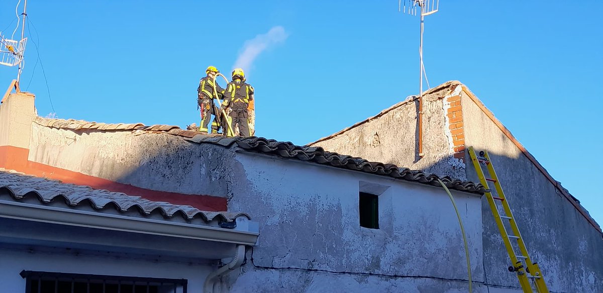 cuenca112's tweet photo. 15/01/22.- Inicio 15:30 h Incendio de chimenea en vivienda de 2 plantas en #Vellisca @cuenca112 @DipuCuenca parque de #Tarancón. Fin 18:45 h https://t.co/HAcLgS8h7b