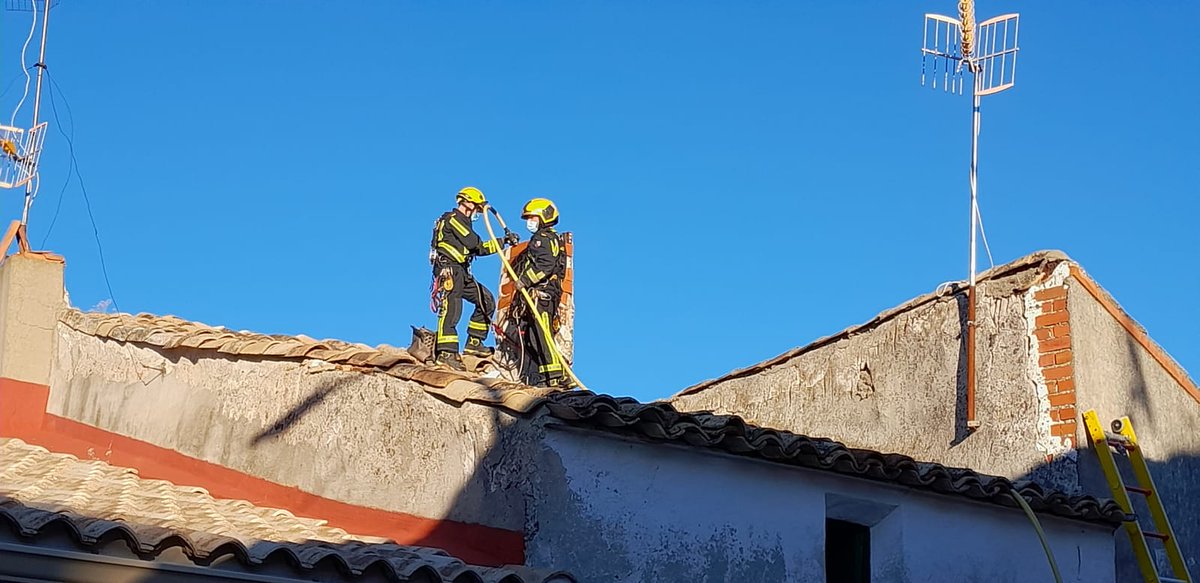 cuenca112's tweet photo. 15/01/22.- Inicio 15:30 h Incendio de chimenea en vivienda de 2 plantas en #Vellisca @cuenca112 @DipuCuenca parque de #Tarancón. Fin 18:45 h https://t.co/HAcLgS8h7b