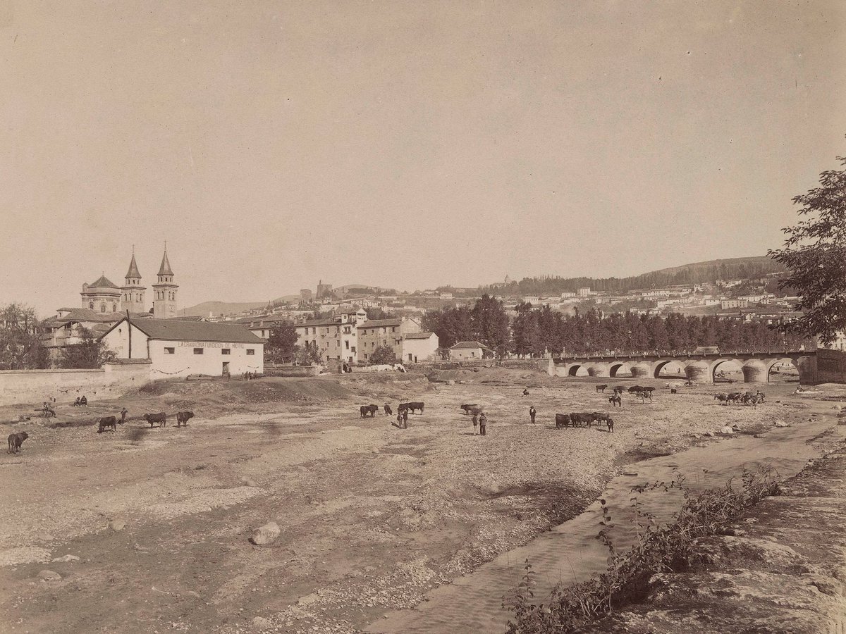 granadaoldpics1's tweet photo. Ahora que esta de moda disfruten de esta fotografía de finales del S.XIX que nos muestra la ganadería extensiva en el cauce del Genil en #Granada https://t.co/LwaIwGbKPX