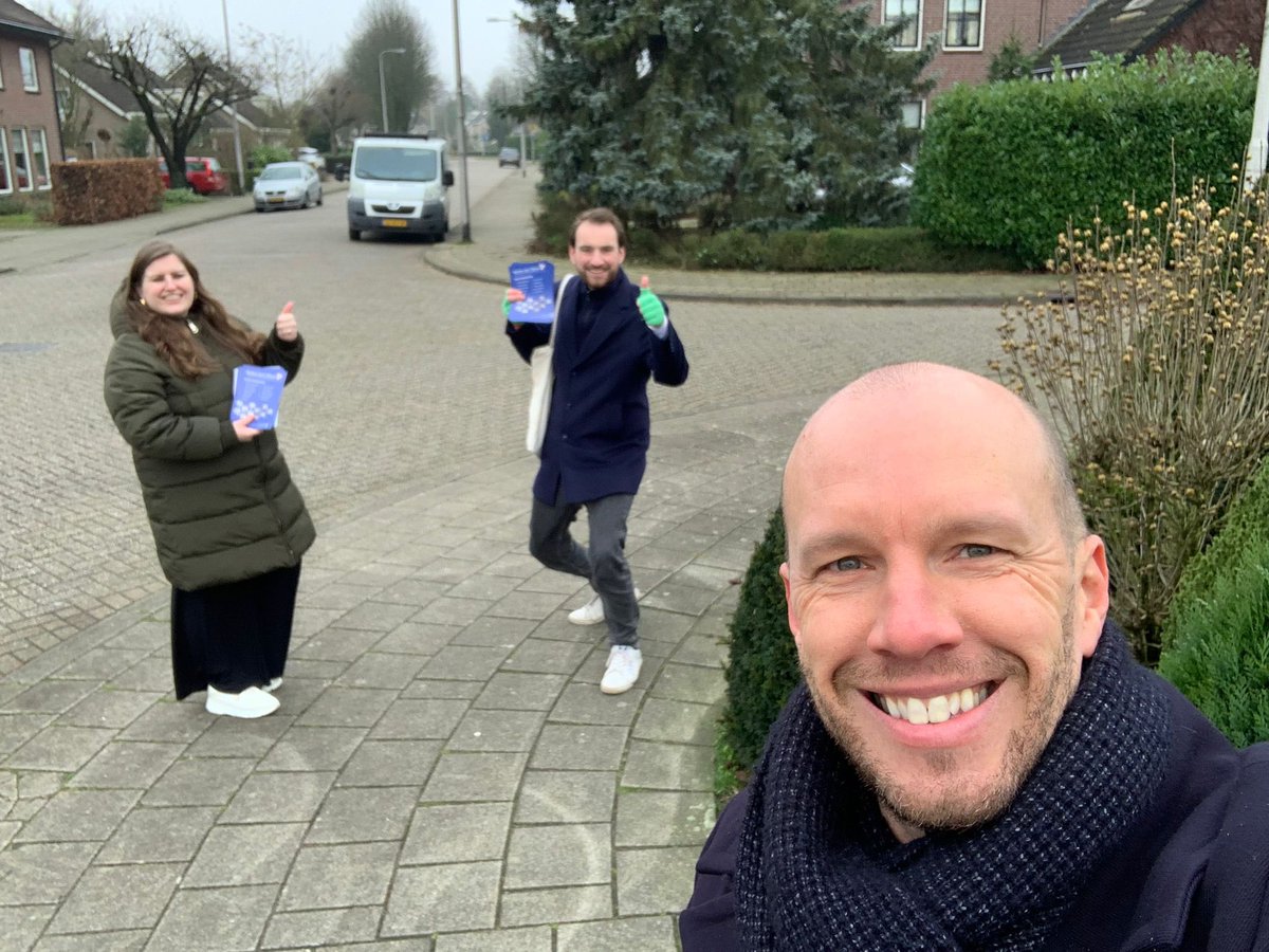 Vandaag met een aantal mensen langs de deuren gegaan in De Blaak. Van laadpalen tot hondenpoep en van parkeerplaatsen tot arbeidsmigranten. Nog genoeg te doen. “Werken voor Tilburg”. Bedankt voor de fijne gesprekken! 💪🏼