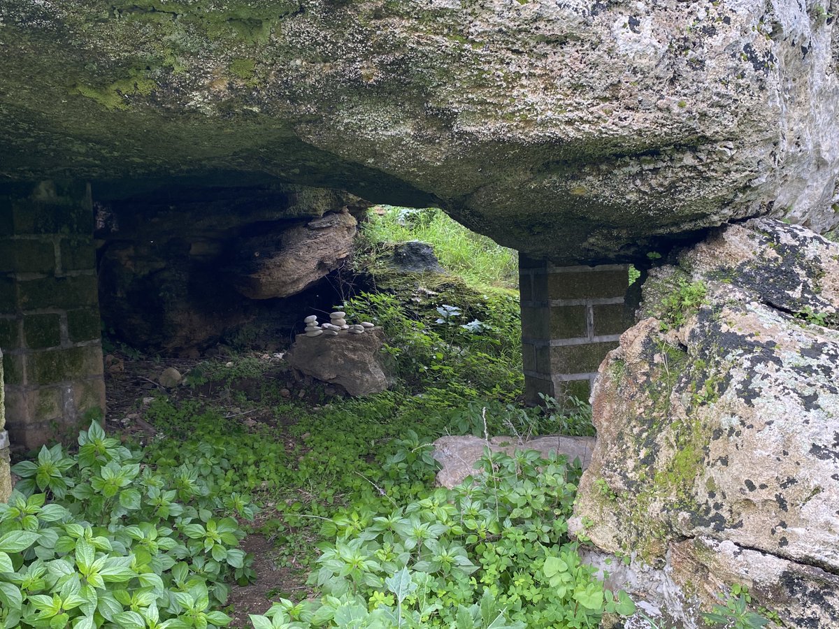 The dolmen of Avola sits on the edge of a small valley called the Cava L’Unica. It's almost eight metres in length and five and a half metres in width. It's considered to be pseudo-dolmen because it might be a natural formation.