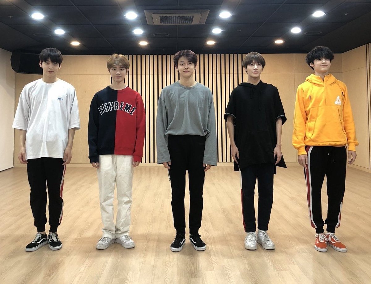 leijualan's tweet photo. haters GO AWAY from my boys. go get a life u silly ppl. these guy right here, the 5 of them is such a lovable kind of person with a dreams and you haters better back off
#WeStandForTXT
#BigHitProtectTXT
@TXT_bighit @BIGHIT_MUSIC https://t.co/Q9lL69fhhO