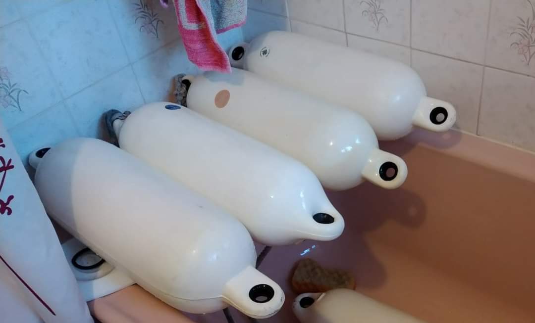 BramblesDraws's tweet photo. Something all sailors do in the winter ..... of course 😉😁

"And here we have a family of wild English fenders relaxing after their rose scented bubble bath !!
Always pamper your fenders people ..... remember, nobody likes a whiffy one" 😏 😂
https://t.co/AOZk3TvE6Q https://t.co/YJNh0Ngw1w