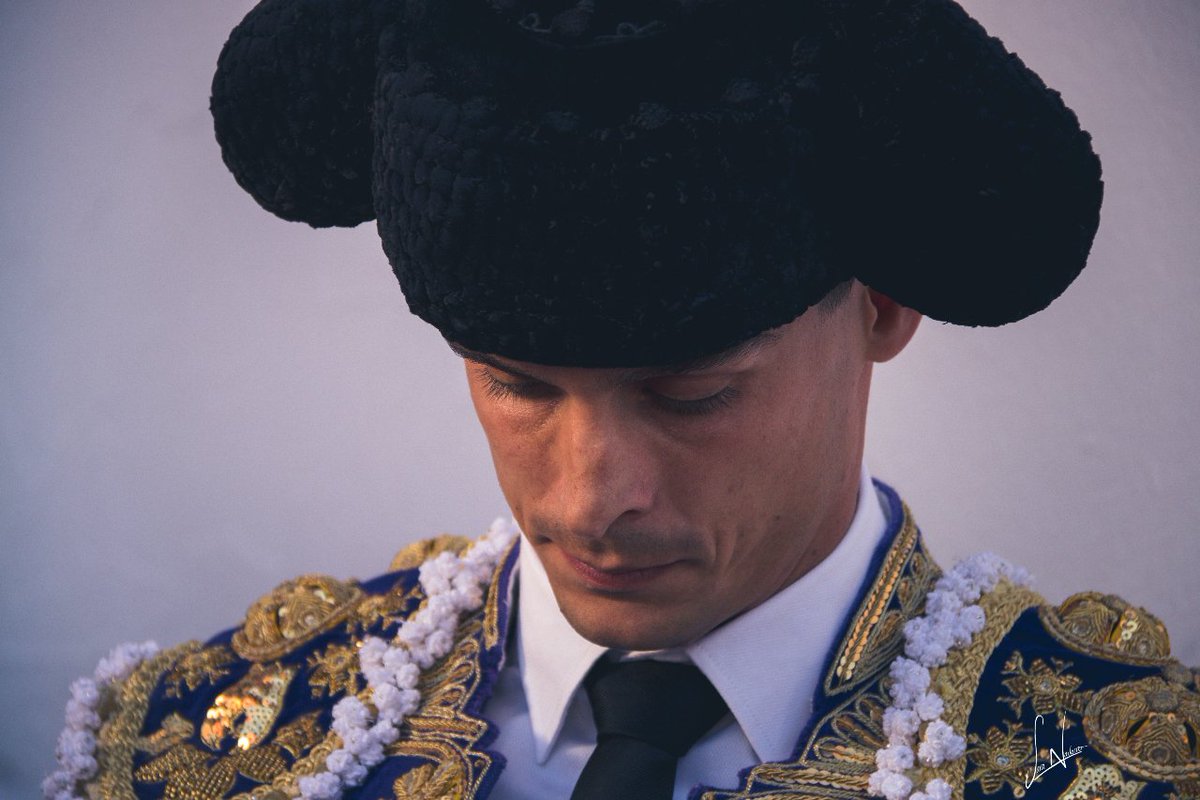 Concentración máxima, hora de liarse y al toro. Buen retrato de nuestra compañera @saranavarrofotografia al Maestro @_davidgalvan en la localidad de Niebla.
#tauromaquia 
#taurino
#fotografostaurinos