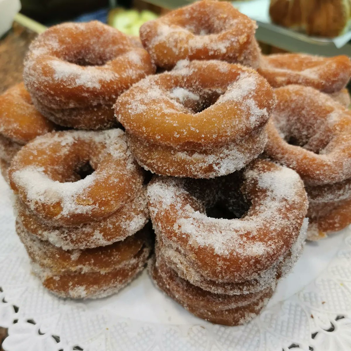 panaderiamsa's tweet photo. Que mejor plan para esta tarde que un chocolate caliente acompañado de alguno de nuestros dulces, roscos fritos, pestiños, borrachuelos, flores...
¿Te apetece?
Puedes pedirlo a través de nuestra tienda on line 👉 https://t.co/wdwvLc63aM y te lo mandamos a casa. https://t.co/PtFEdWdwLX