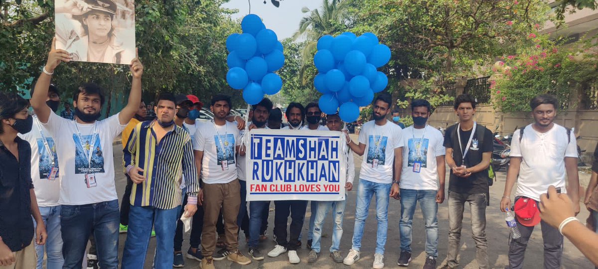 DadapeerTeamSRK's tweet photo. Happy anniversary Team Fc *#9YearsOfTeamSRKFC* ♥️🎂 https://t.co/s4vzhWtCZa