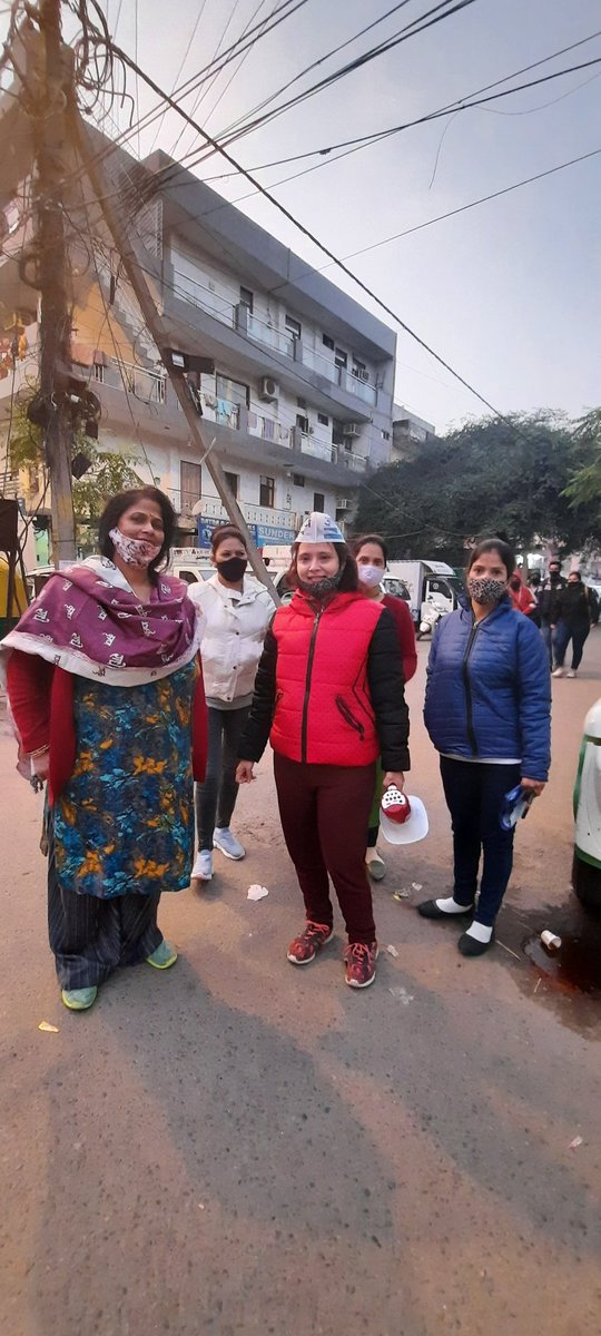 GunjanGoel16's tweet photo. 🏠🏠Ward 99N #karampura    NEW MOTI NAGAR                   जनसंपर्क अभियान के  दौरान मिलता  सभी क्षेत्रवासियों से स्नेह विश्वास एवं आशीर्वाद !!! 🙏🙏🙏 सभी का एक ही विश्वास.....  सफाई के लिए वोट केजरीवाल को। #GunjanRajivGoel #teamrajivgoel #AamAadmiParty #kejriwal https://t.co/p1Ev0VPzko