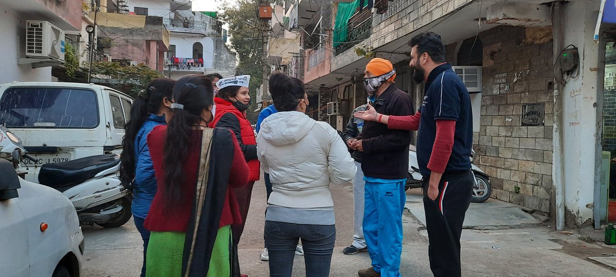 GunjanGoel16's tweet photo. 🏠🏠Ward 99N #karampura    NEW MOTI NAGAR                   जनसंपर्क अभियान के  दौरान मिलता  सभी क्षेत्रवासियों से स्नेह विश्वास एवं आशीर्वाद !!! 🙏🙏🙏 सभी का एक ही विश्वास.....  सफाई के लिए वोट केजरीवाल को। #GunjanRajivGoel #teamrajivgoel #AamAadmiParty #kejriwal https://t.co/p1Ev0VPzko