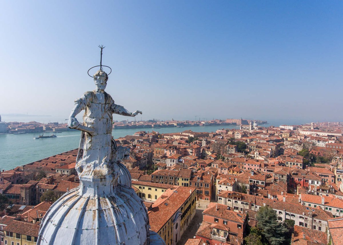 SimonVenturini's tweet photo. #VENEZIA • La nostra città vista attraverso gli occhi dei suoi santi ed eroi.
Inaugurata ieri al #Fondaco dei Tedeschi la mostra "Sguardi di pietra" con le foto scattate col drone da Marco Sabadin.
Scatti realizzati con il lockdown da un punto di vista unico.
Fino al #31marzo https://t.co/UzuxD327lF