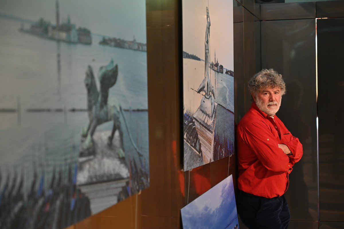 SimonVenturini's tweet photo. #VENEZIA • La nostra città vista attraverso gli occhi dei suoi santi ed eroi.
Inaugurata ieri al #Fondaco dei Tedeschi la mostra "Sguardi di pietra" con le foto scattate col drone da Marco Sabadin.
Scatti realizzati con il lockdown da un punto di vista unico.
Fino al #31marzo https://t.co/UzuxD327lF