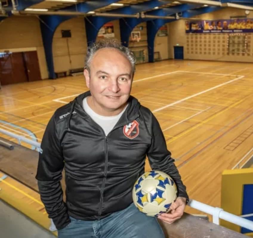 AuniToernooi's tweet photo. Organisator Auni Kandemir van het Auni-Toernooi in ‘zijn’ Veldwijkhal. Auni-Toernooi vult Hengelose Veldwijkhal met voetbalklanken. Lees hier het hele verhaal: https://t.co/YmzA4e7WHv https://t.co/dXoXQjUDpH