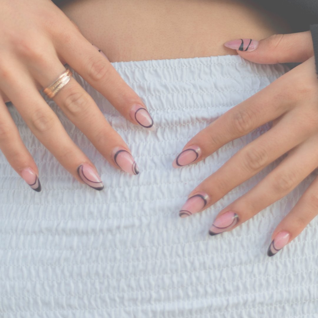 Karma Organic Spa Twitterren: "The nail art trends for 2022 are taking a  less-is-more approach! Swipe through to see the nail design trends you'll  be seeing everywhere this year 👉 🌈 Multi-Color