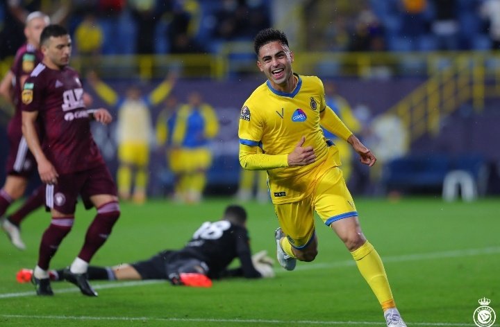 Under rain I rain pain!
تحت المطر أُمطِرُ ألماً!
🤩💛

#النصر_الفيصلي 
#النصر