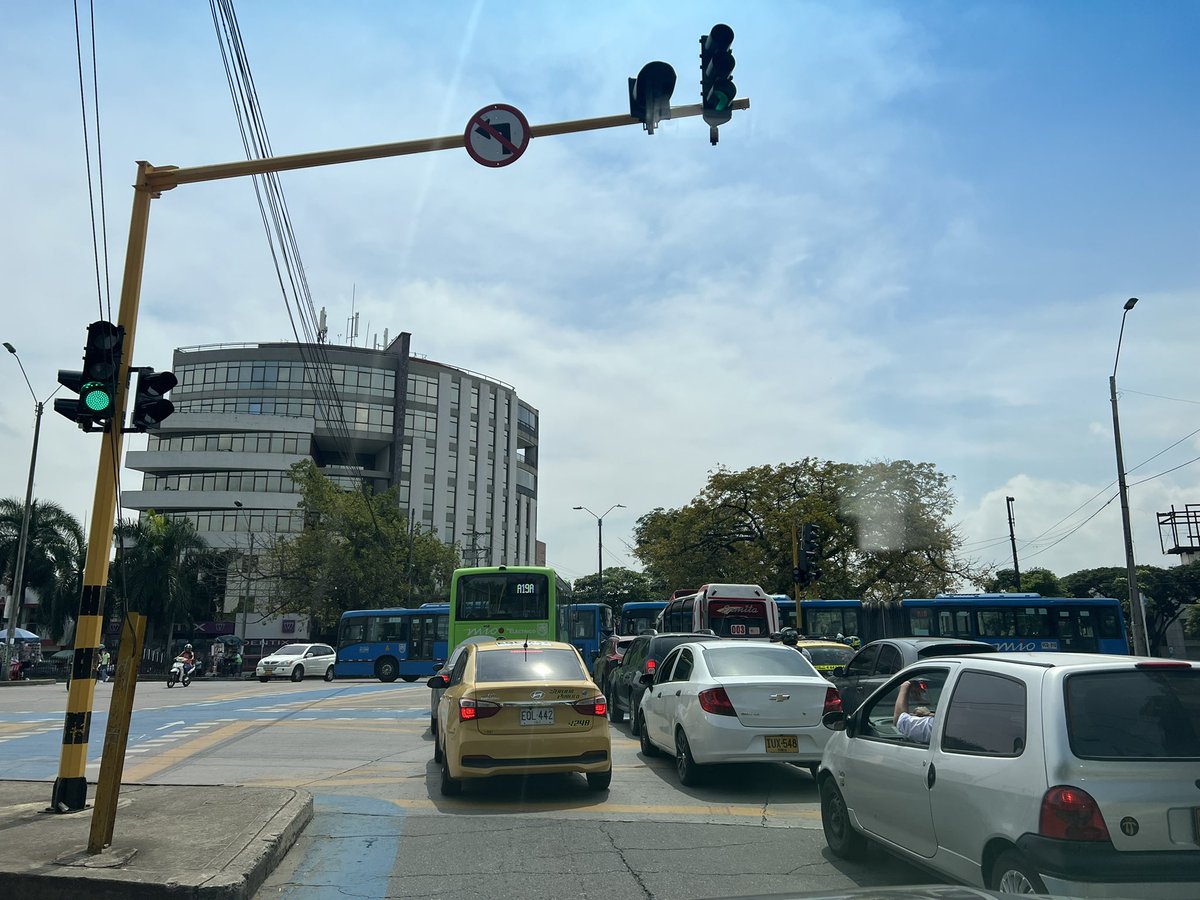 alejoeder's tweet photo. Hasta los MIOs se vuelan los semáforos en rojo. Caleños, por favor. Cali está patas arriba en gran parte por falta de conciencia de cada uno de nosotros. No caigamos en la trampa de echarle la culpa a Ospina y ya. Cada uno de nosotros puede contribuir a recobrar el orden en Cali. https://t.co/sF6JzKs5dE