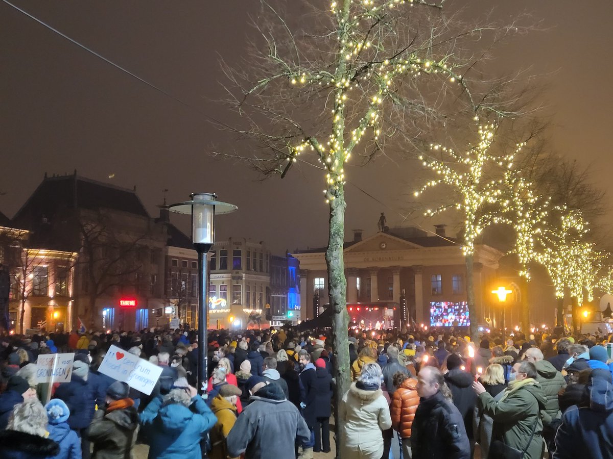Het begint goed vol te lopen op de Vismarkt! Duidelijk signaal naar Den Haag #fakkeloptocht