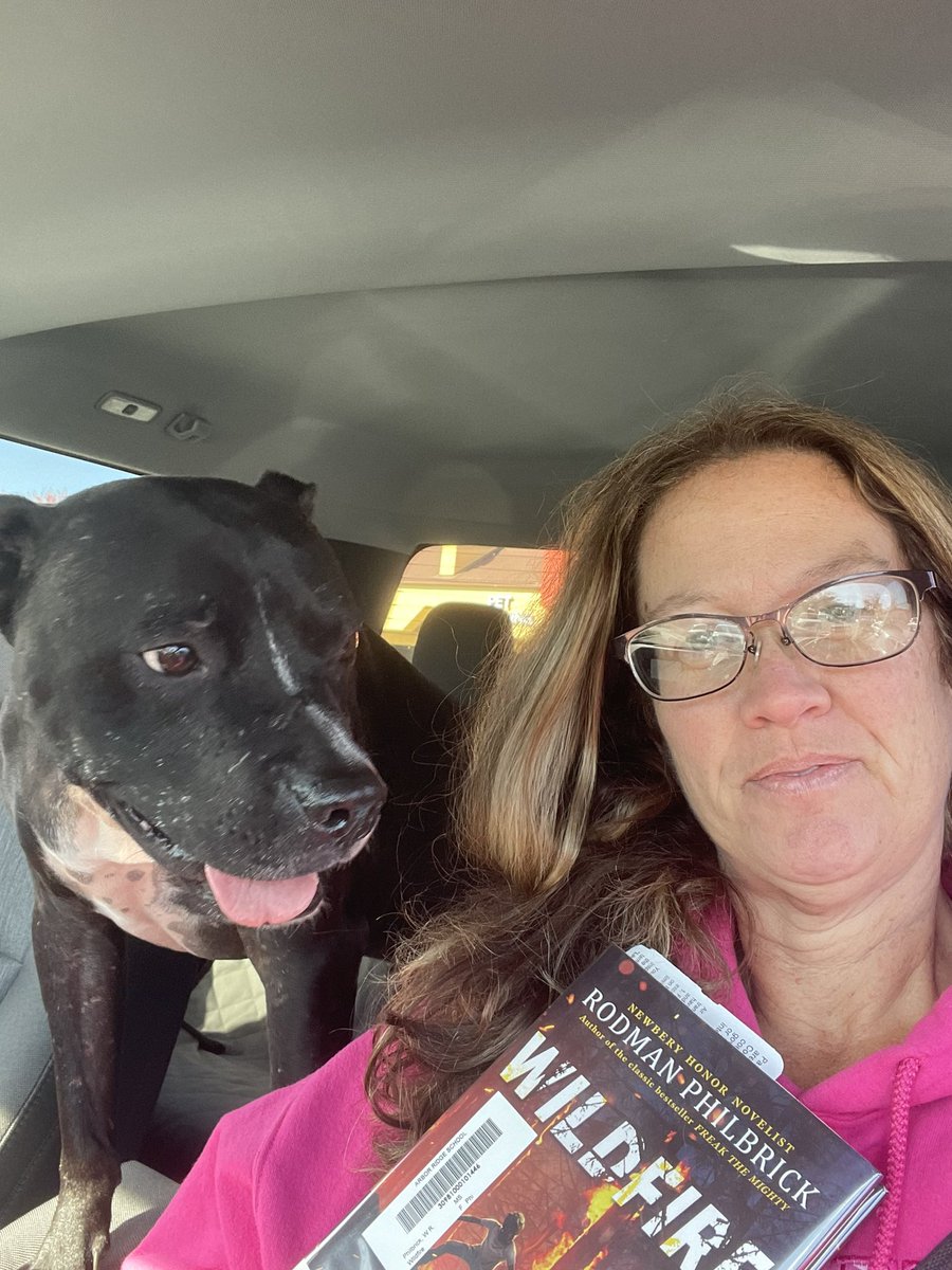 MrsTDoering's tweet photo. What do you do when you bring your dog along for errands? You send your husband into the store so you can read! #WinterRead2022 #OCPSreads #ARSreads https://t.co/rnyHUtYF1K