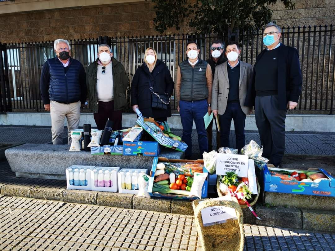 pedrogallardo73's tweet photo. En
@SubdelegCadiz para reivindicar
• #PAC que contemple diversidad productiva Cádiz 
• Medidas frente a los #COSTESDEPRODUCCION
• #STOPATAQUESALCAMPO especialmente sector #Ganadero y #Cinegético #DimisionGarzon
• Reciprocidad importaciones 3 países. + controles en fronteras https://t.co/WoPtmckGNp