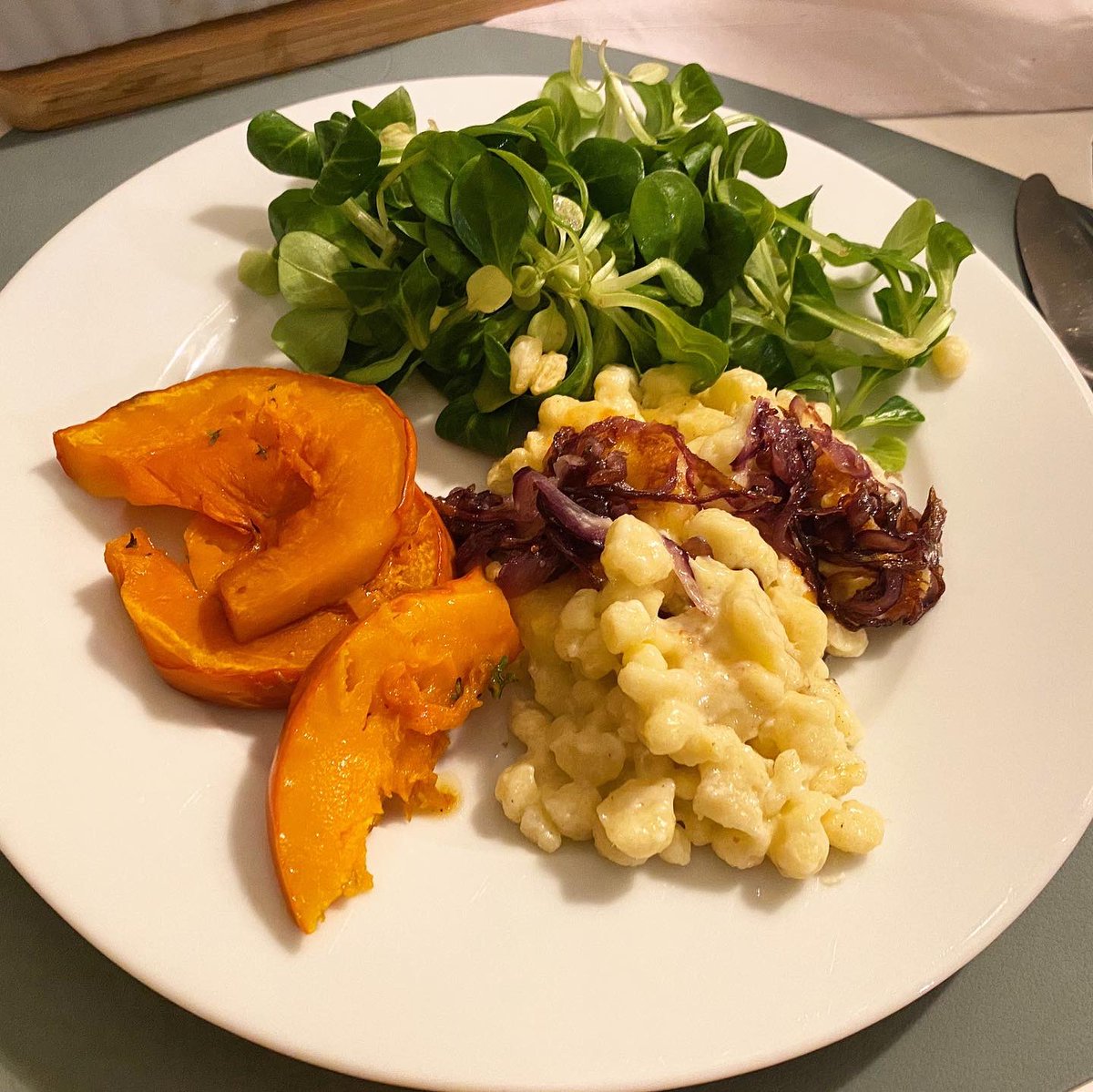 Käse-Knöpfle mit Ofen-Kürbis