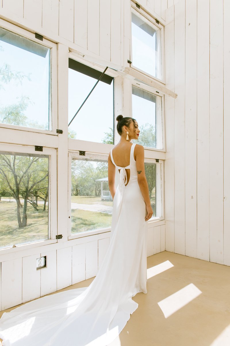 FIDM's tweet image. #FIDMgrad, Brandy Hughes, has entered the bridal world as the designer and entrepreneur behind Brandy Design Studio in Austin, Texas. She recently showed a sleek and minimalist collection at Austin Fashion Week. We caught up with Brandy to learn more: bit.ly/3yH2w4k