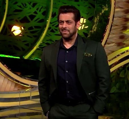 siya7781's tweet photo. Okay but the way Salman's expressions changed 360° just as Rash came for her turn.

Only for #SalMi shippers 😌💅🏼 that was cute moment.

#RashamiDesai #SalmanKhan #BB15 https://t.co/ptzJn4fGGa