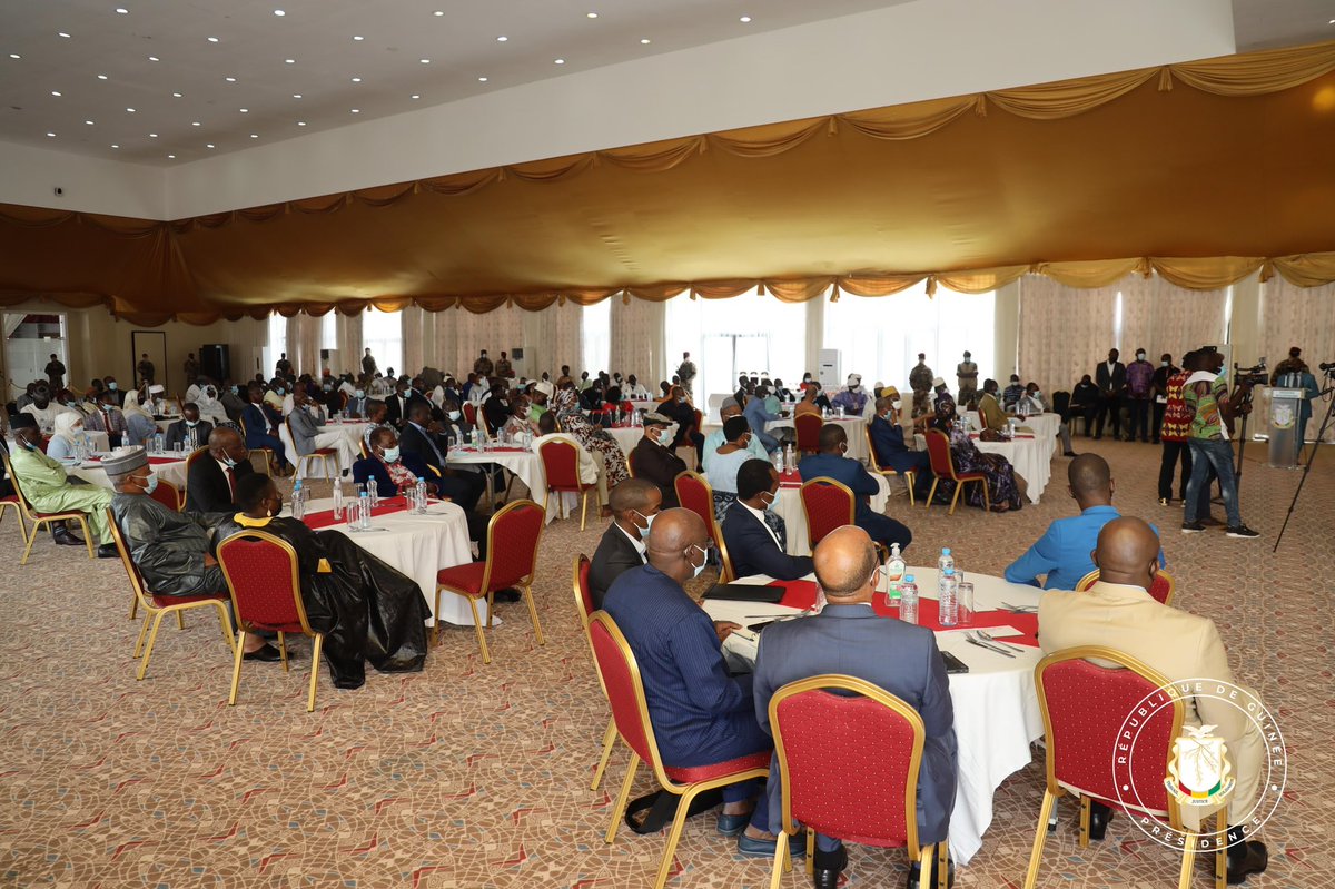 presidencegn's tweet photo. Le Chef de l'État, Colonel Mamadi DOUMBOUYA a reçu ce samedi 15, les représentants des coalitions de partis politiques, des confessions religieuses et les sages des coordinations régionales autour d'un déjeuner de concertation et de présentation solennelle de vœux de nouvel an. https://t.co/WvwFPbp260