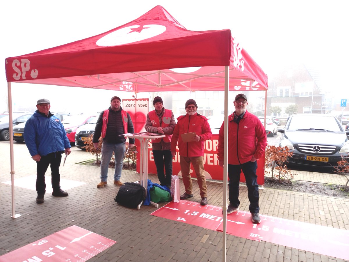 robert_limbach's tweet image. Vandaag, 15 januari, hebben leden van het campagneteam van de SP-afdeling Landgraaf het winkelend publiek bevraagd over hun veranderingswensen voor Landgraafse gemeenschap in de komende vier jaar. 
#Waubach #SPLandgraaf