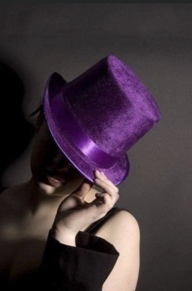 Женщина в фиолетовой шляпе
