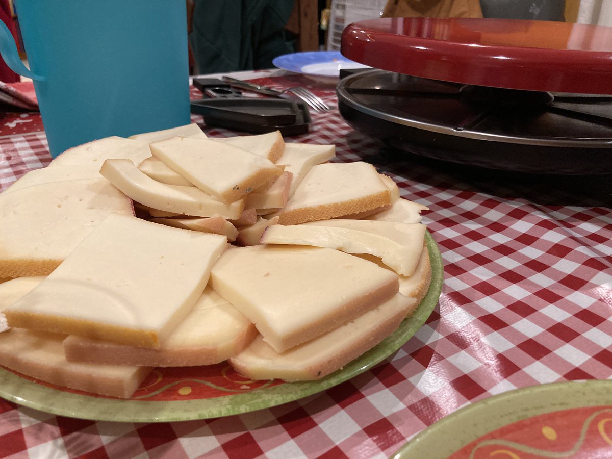 rtlgrandest's tweet photo. Quand la situation internationale se tend, quand le CAC40 fléchit, quand les candidats sont nuls, quand les ados sont cas contact tous les deux jours, il reste une seule consolation qui ne décevra pas : la raclette. https://t.co/EQfl3O7FEl