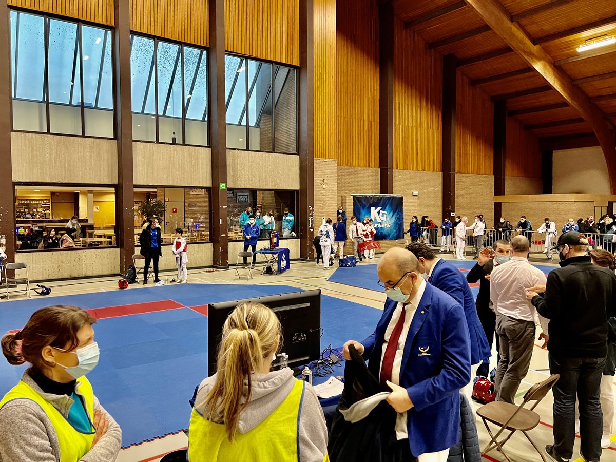 NihonSport's tweet photo. Terwijl we hier blij zijn dat we weer mogen sporten zijn er in de ons omringende landen toernooien. Vandaag kijkje genomen bij de Keumgang Open Taekwondo in Diest, België. #nihonsport #kieskwaliteit #taekwondo #jcalicu #jctkd #jctaekwondo #keumgangopen https://t.co/7u9Oc8RN8z