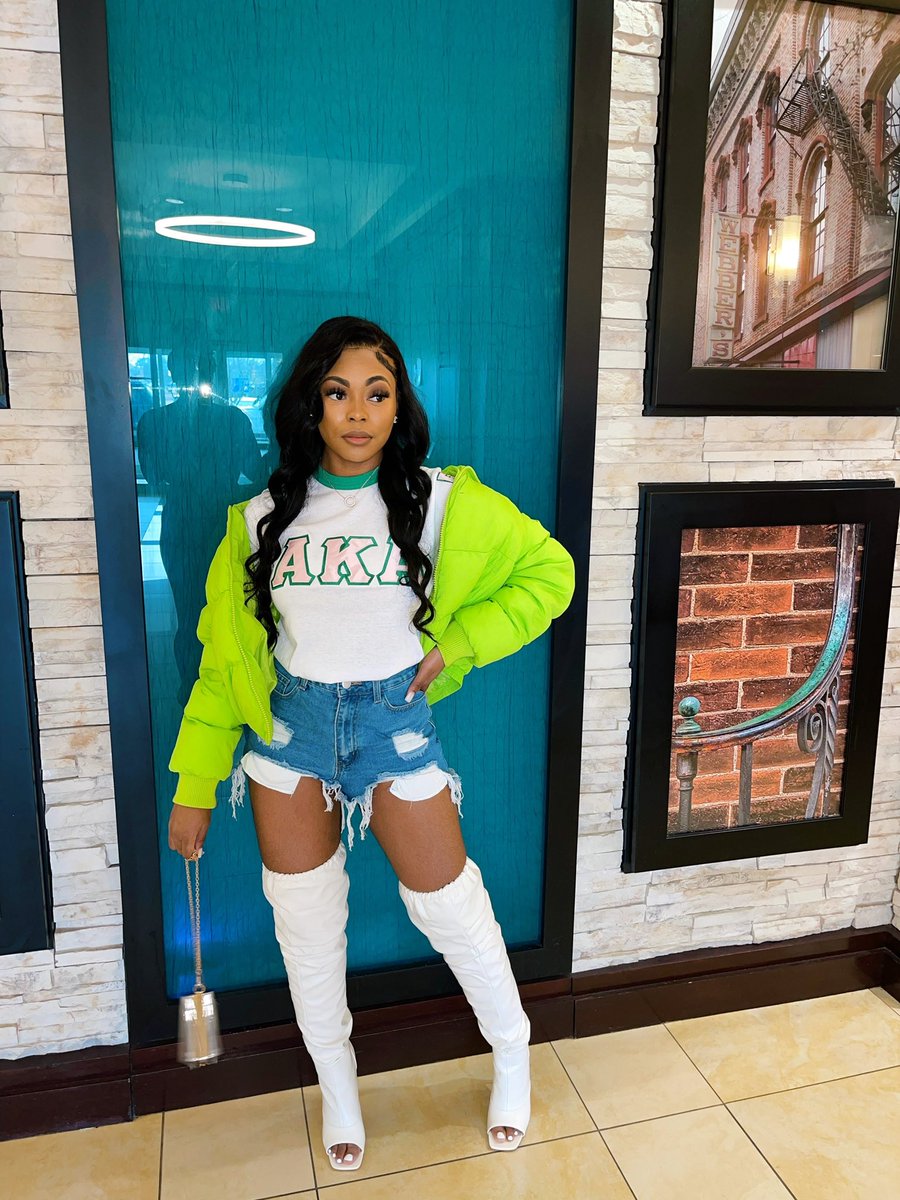 Iarmaniii's tweet image. Pushin’ P and the P is for Pretty 🪞💗
Happy Founders’ Day to all the ladies of Alpha Kappa Alpha Sorority Inc. 💚 #betapi #myasu #AKA1908