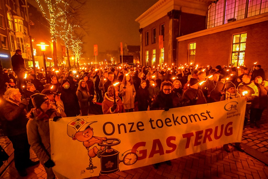 Duizenden Groningers op de been voor fakkelprotest 
rtlnieuws.nl/nieuws/nederla…