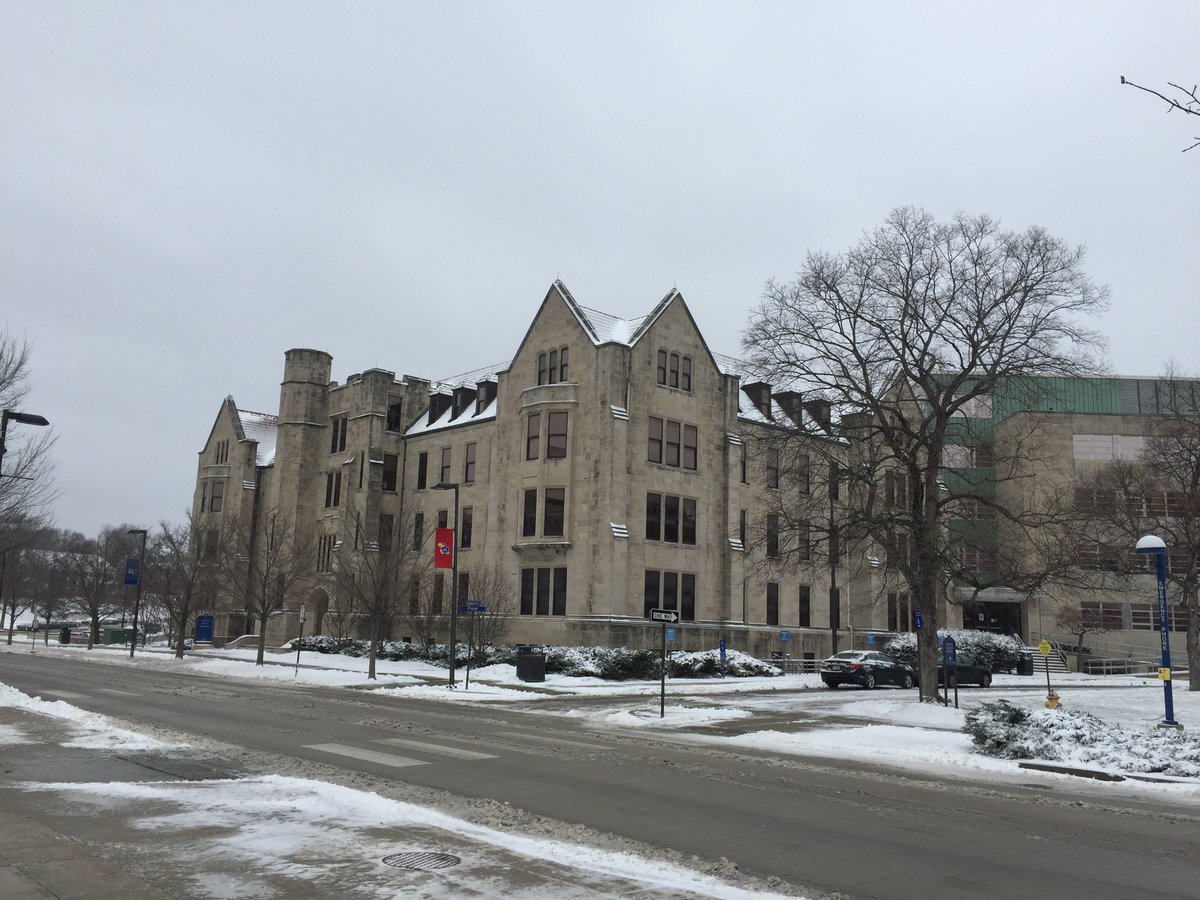 kinggi2003's tweet photo. Snow Hall with snow. #snowhall #kansas #lawrence #KU #Economics https://t.co/fjxr8zRbTx
