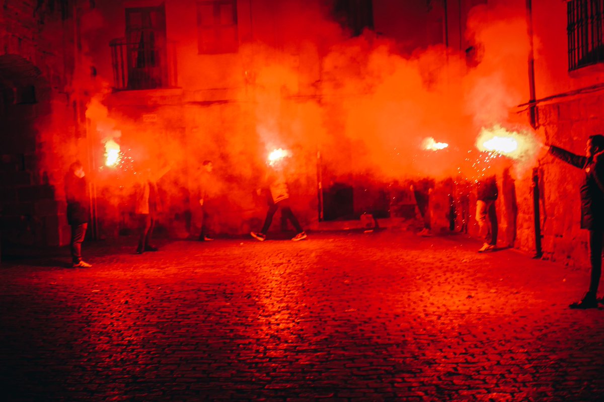 Gate26udl's tweet photo. VAMOS LOGROÑES
VAMOS TODOS OTRA VEZ
ESTE FONDO SUR TE ANIMA
JUNTOS VAMOS A ASCENDER 
⚔⚪🔴 https://t.co/0z1fTdDeP9