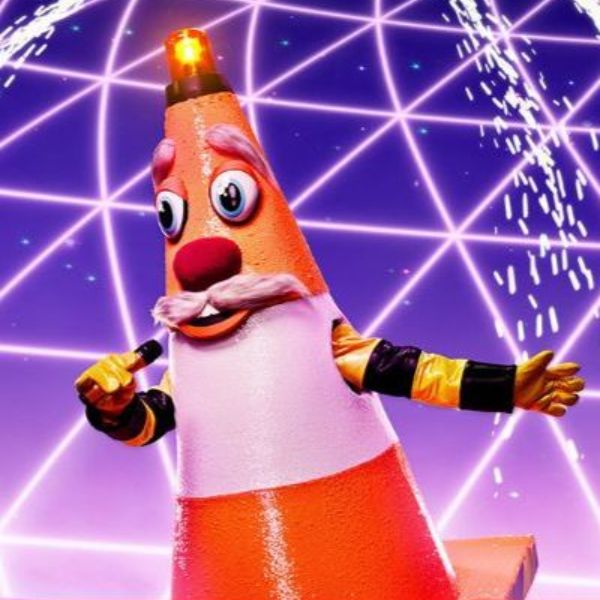 Surely Traffic Cone in #TheMaskedSingerUK is none other than my Pointless friend and Mr Smith #AlexanderArmstrong 😁👍 #DoctorWho #TimeyWimeyReview #SJA