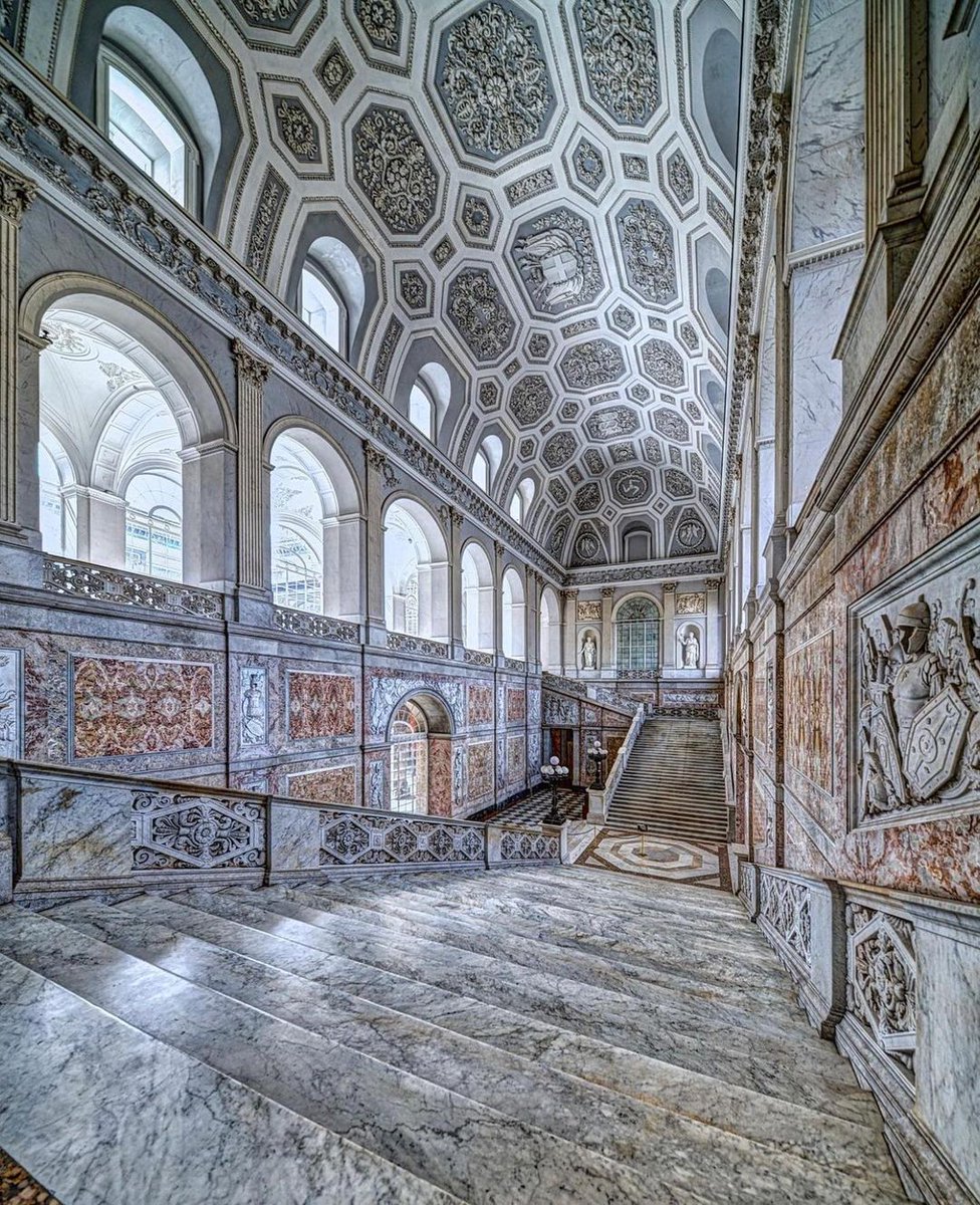 そこは別世界が広がる👑 📌ナポリ王宮 / Palazzo Reale di Napoli @italia From @Campaniartecard 😘