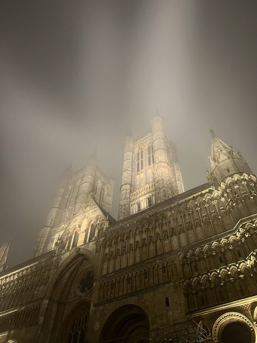 #LincolnCathedral looking splendid in the fog 🇬🇧