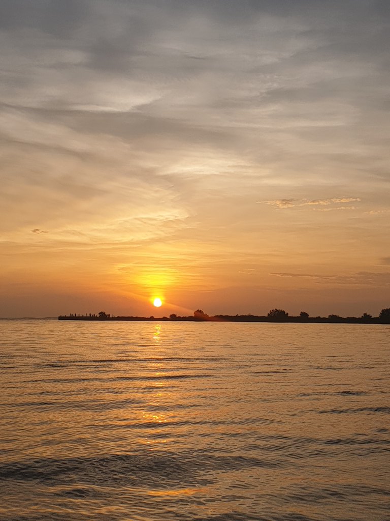 Suzy679's tweet photo. Lakeba sunset on 14/01/2022.
#CovidDeployment https://t.co/pg3kdpcLs0