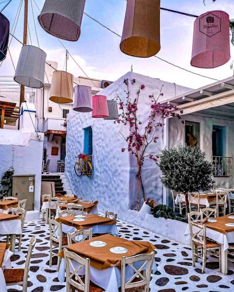 P804e's tweet image. صباح الجمال والفرح لقلوبكم 🌹🌹🌹
احد ازقة اليونان الجميلة