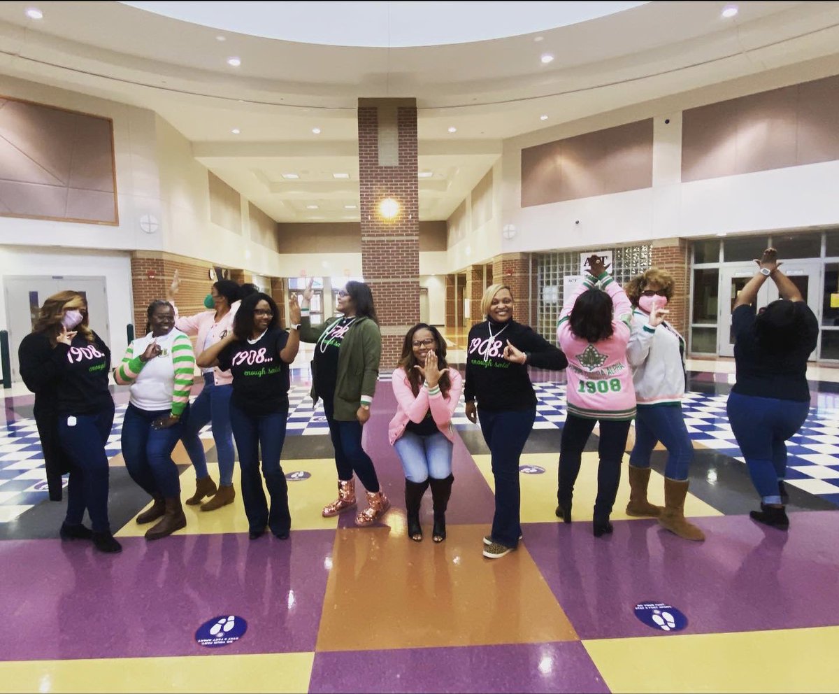 SouthwindHS's tweet photo. Happy Founders’ Day to the Jaguars who happen to be ladies of Alpha Kappa Alpha Sorority, Inc. 💗💚 #SHSis38125🐆 https://t.co/YCzOw5rsmx