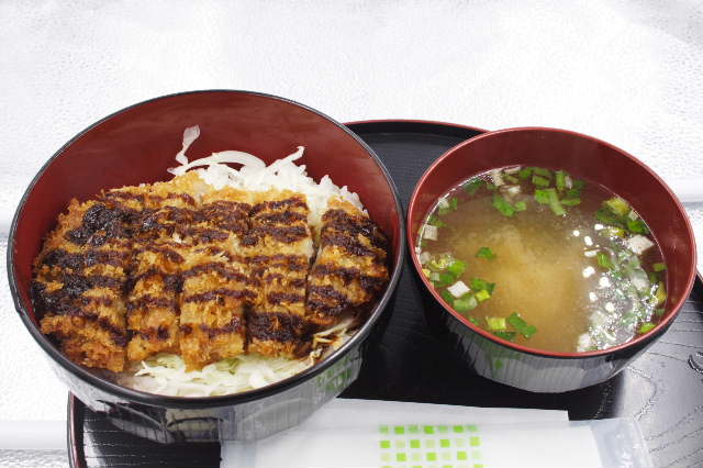 本日の日替わりランチは「ソースカツ丼」です✨✨ サクサクジューシーなとんかつに たっぷりソースがかかって食欲をそそります😋 日替り価格580円で提供しています👍 是非ご来店ください😄